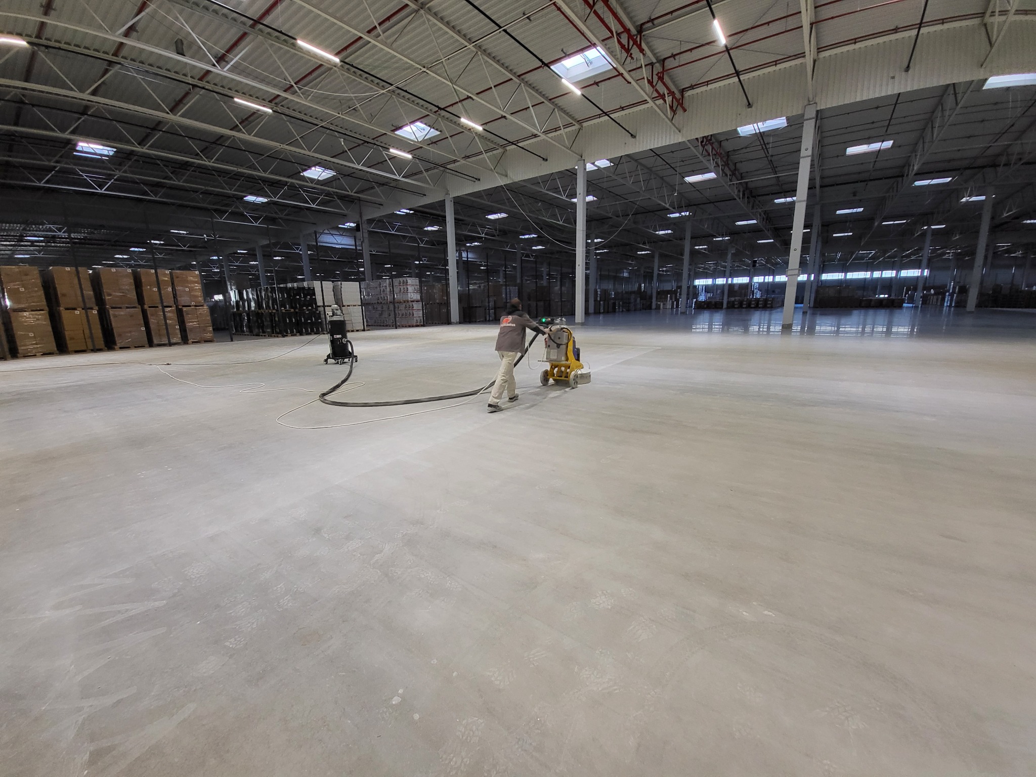Szlifowanie i polerowanie 20.000 m2 hali magazynowej w Strykowie.