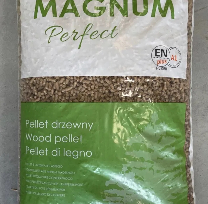Worek z pelletem drzewnym Magnum Perfect, widoczne certyfikaty ENplus A1 i oznaczenia w różnych językach. Pellet z drzew iglastych.