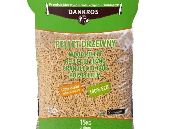 Worek pelletu drzewnego Dankros 15kg, z widocznymi certyfikatami jakości i ekologicznymi oznaczeniami. Jasne granulki pelletu wypełniają przezroczystą część worka.