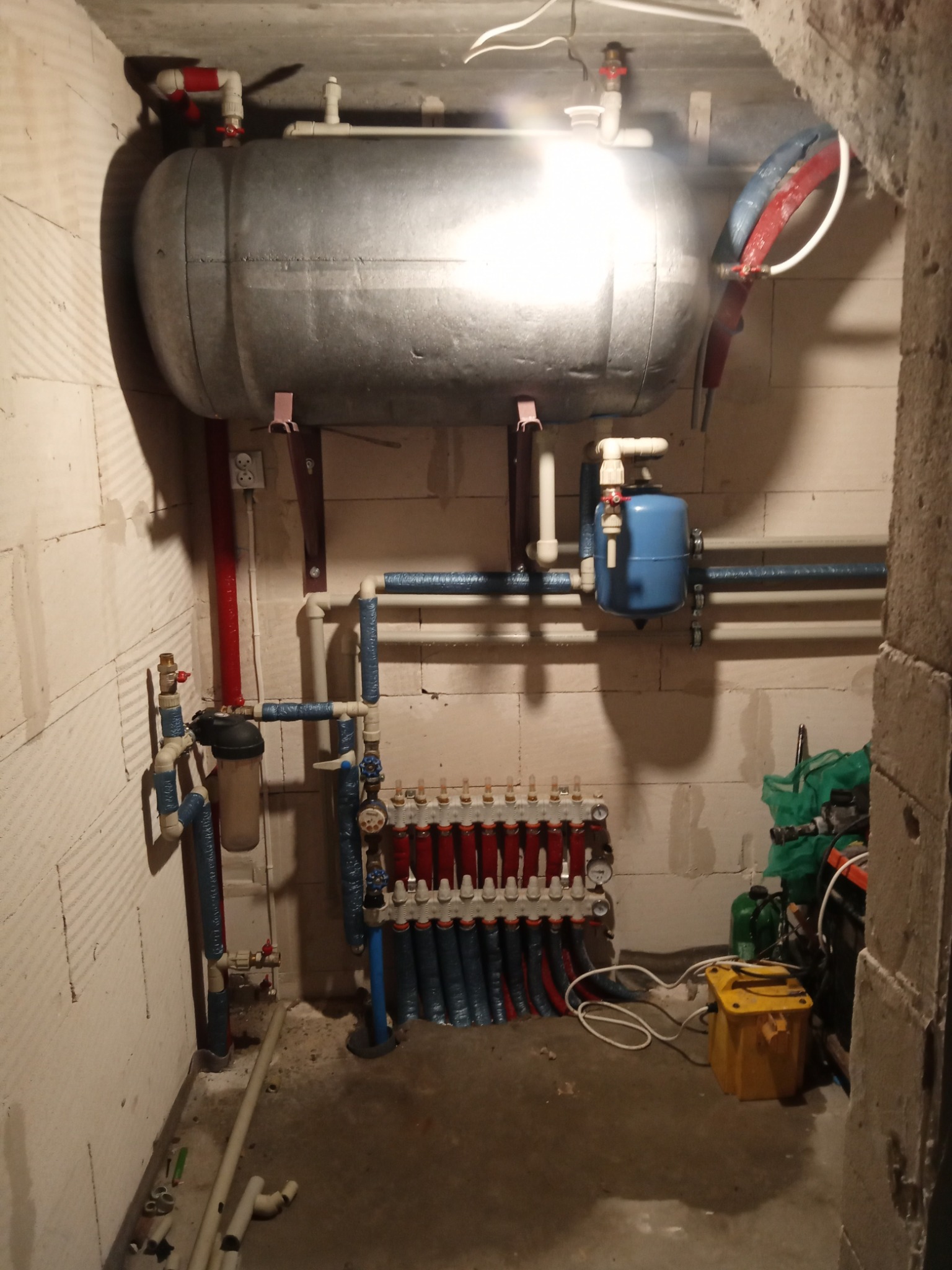 Instalacja CO z zbiornikiem akumulacyjnym i rozdzielaczem, rury w izolacji, filtr. Wykonanie instalacji grzewczej w Białystoku.