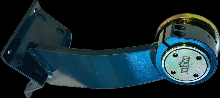 Niebieski, metalowy wspornik z elementami mocującymi i okrągłą płytką z napisem LIPKA, na czarnym tle. Precyzyjne wykonanie, widoczne detale.