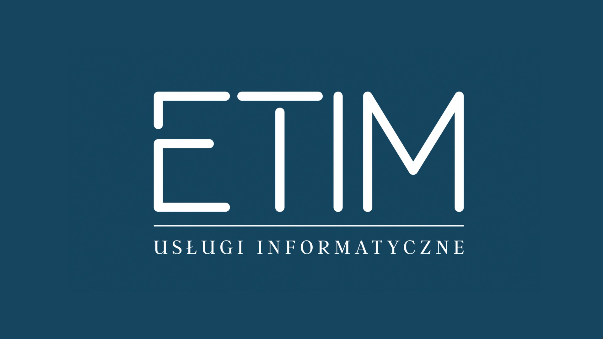 Minimalistyczne logo firmy ETiM Usługi Informatyczne na ciemnoniebieskim tle. Biały, geometryczny font. Podkreślenie pod nazwą firmy.