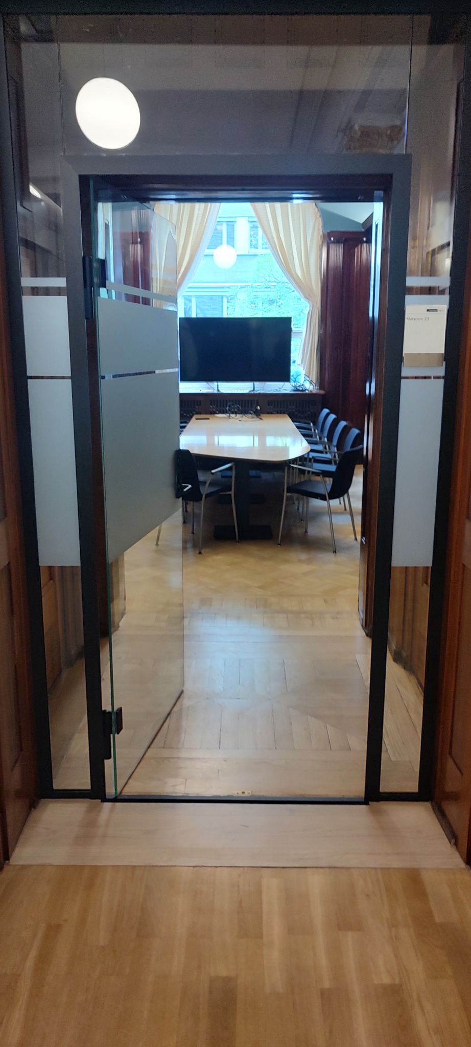 Montaż drzwi szklanych, ościeżnicy i świetlików.