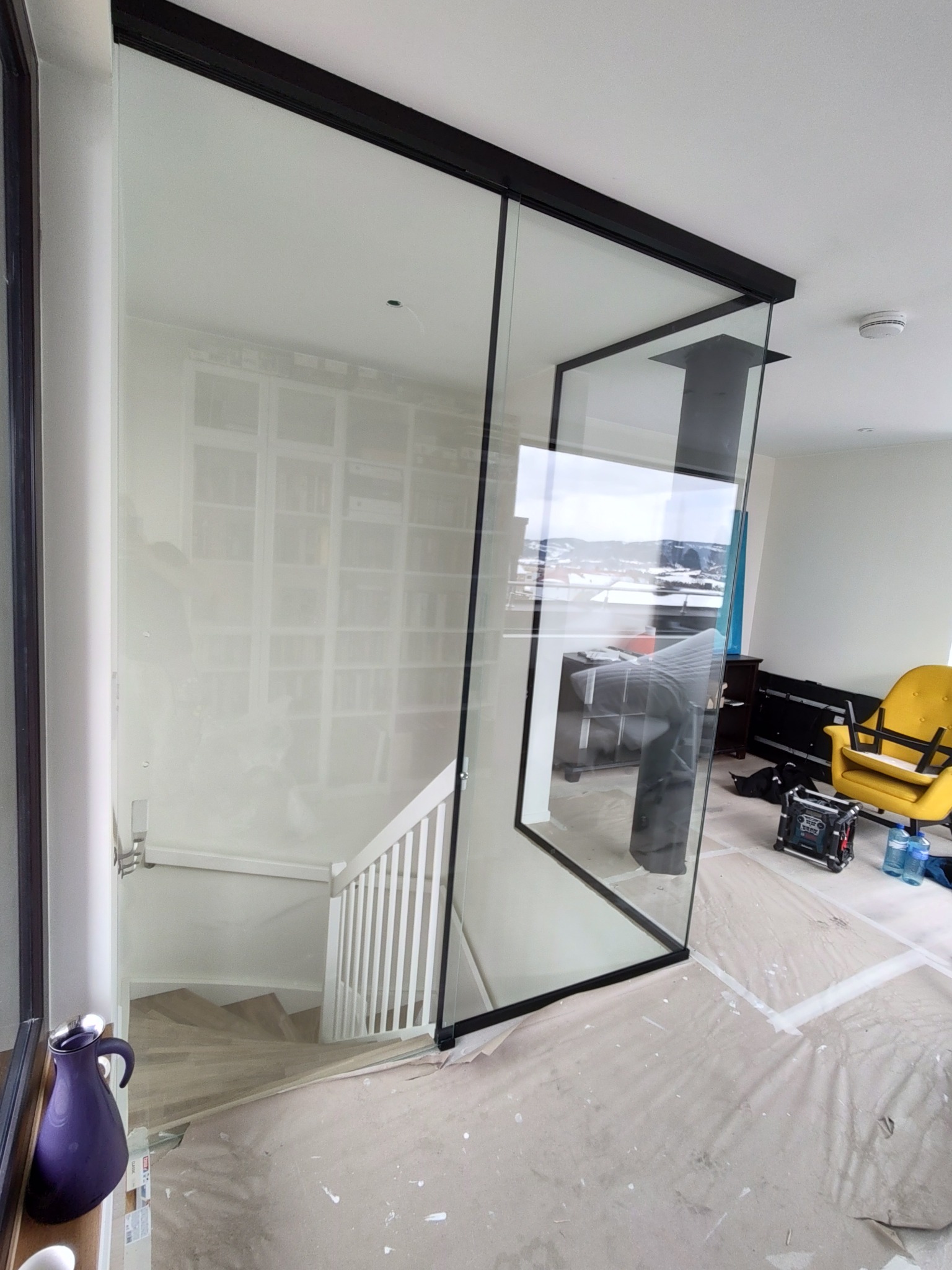 Montaż szklanych drzwi przesuwnych z hamulcem oraz dwóch szyb.