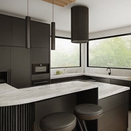 Pezzo Studio Achitektura Wnętrz - Nowoczesna kuchnia w ciemnych barwach z marmurowym blatem i hokerami. Duże okno z widokiem na zieleń. Minimalistyczne lampy wiszące.