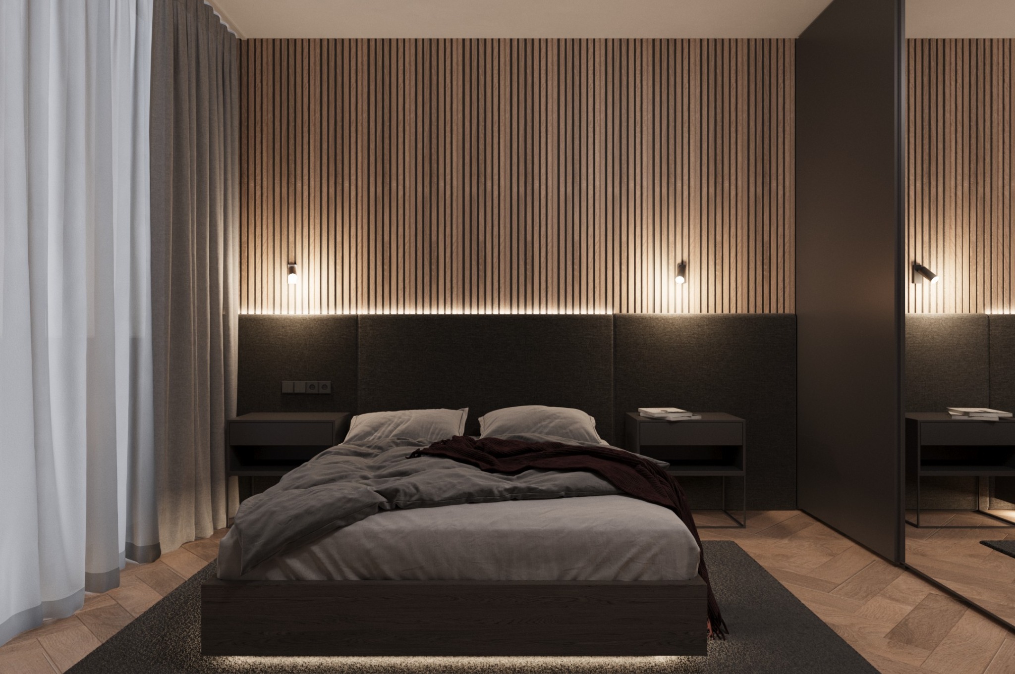 Nowoczesna sypialnia z drewnianą ścianą, oświetleniem LED i minimalistycznymi szafkami nocnymi. Ciemna kolorystyka, jasne zasłony i parkiet w jodełkę.