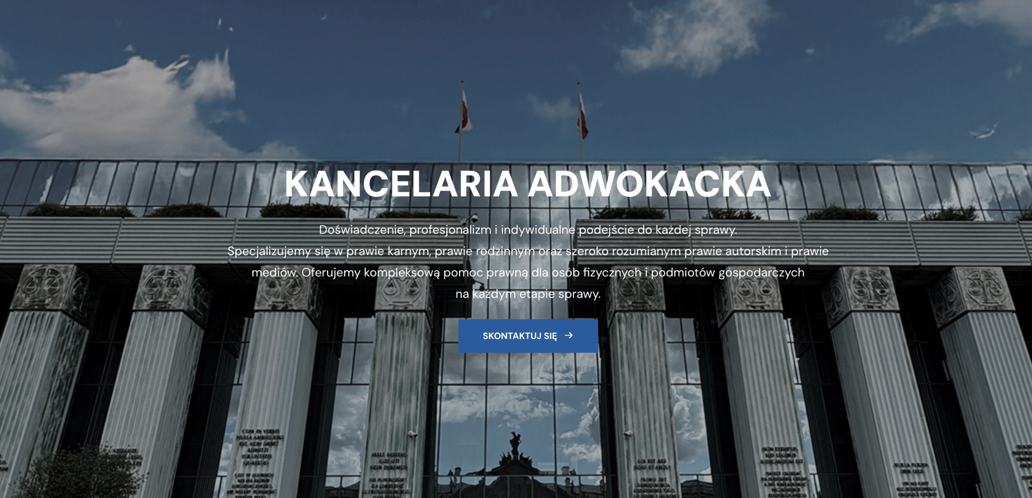 Elewacja budynku Kancelarii Adwokackiej z flagami Polski, napis 'KANCELARIA ADWOKACKA' i informacjami o specjalizacji w prawie karnym, rodzinnym i autorskim.