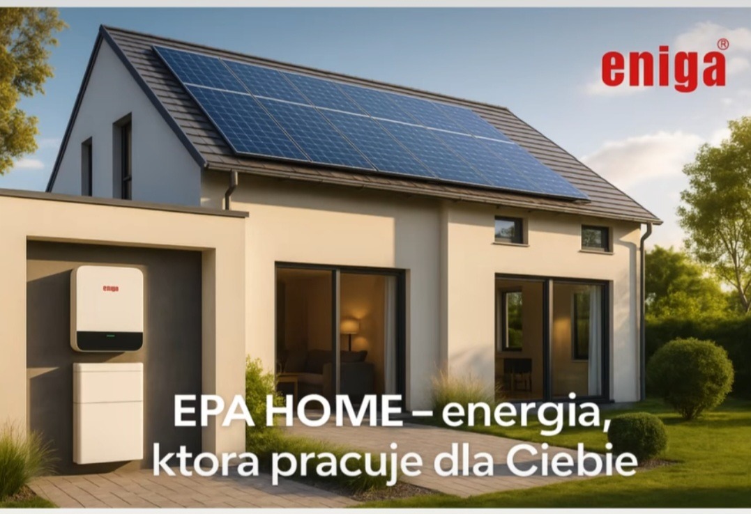 Dom jednorodzinny z panelami słonecznymi na dachu i zamontowanym magazynem energii na ścianie garażu. Nowoczesne rozwiązanie dla domu.