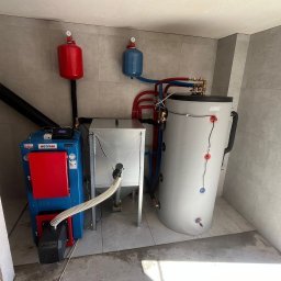 Kocioł pelletowy marki HEGAM połączony wraz ze zbiornikiem buforowym z wbudowaną wężownicą higieniczną dla celów C.W.U.