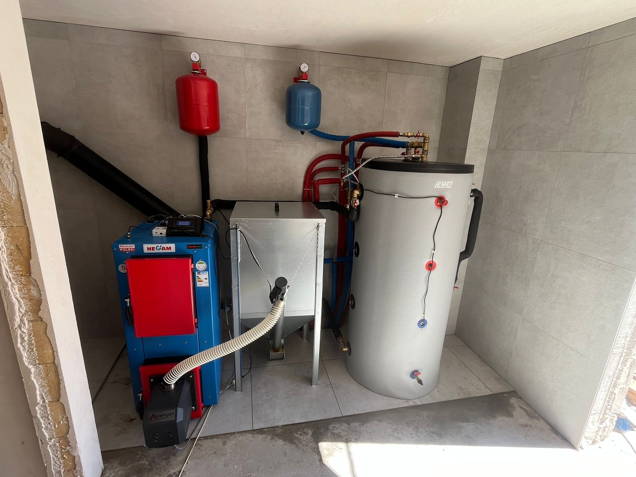 Kocioł pelletowy marki HEGAM połączony wraz ze zbiornikiem buforowym z wbudowaną wężownicą higieniczną dla celów C.W.U.