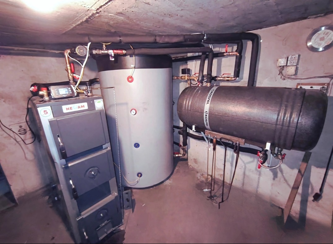 Montaż kotła na drewno wraz z buforem oraz zasobnikiem CWU.