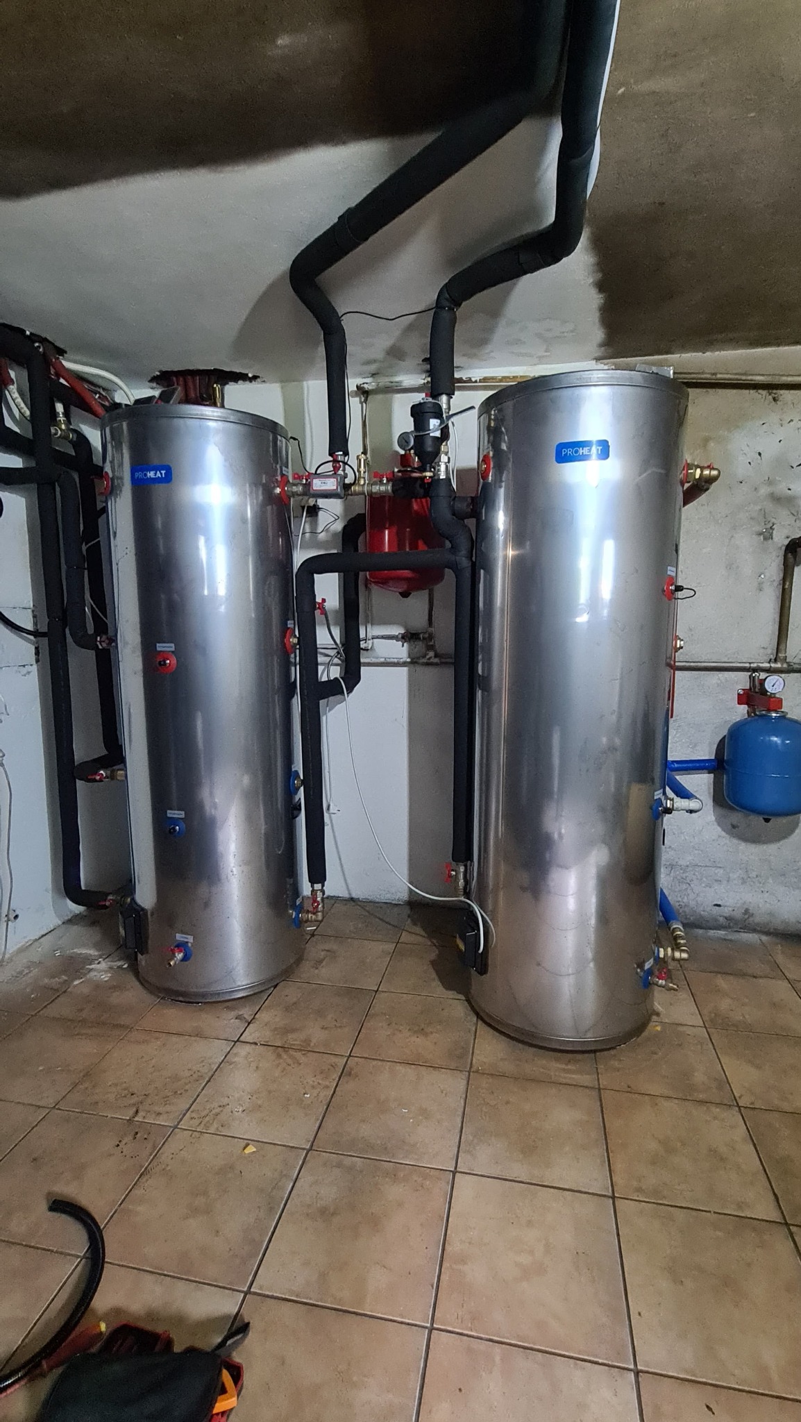 Montaż pompy ciepła HEGAM R290 wraz z buforem i zasobnikiem CWU ze stali nierdzewnej.