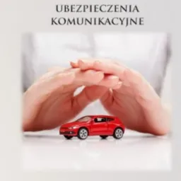 Kolaż trzech zdjęć: dłonie chroniące figurkę rodziny, czerwony model samochodu i miniaturowy dom z czerwonym dachem, symbolizujące różne rodzaje ochrony.