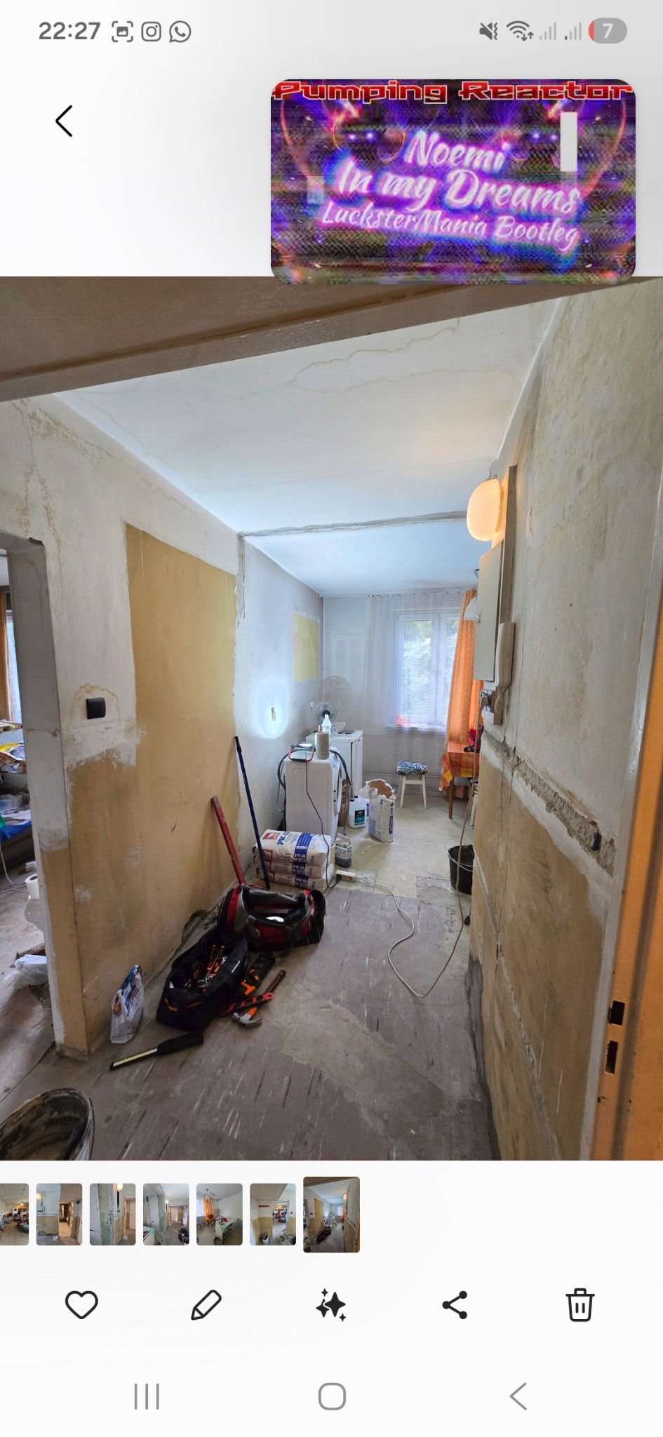 Wnętrze w trakcie remontu: odsłonięte ściany, narzędzia, worki z zaprawą. Widoczne przygotowania do szpachlowania i wykończenia ścian w pomieszczeniu.