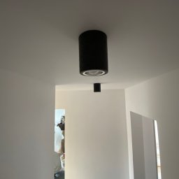 Wyrównywanie ścian, zabudowy z płyt karton-gips, instalacja elektryczna, montaż rozdzielnicy elektrycznej, oświetlenia, układanie paneli oraz listew przypodłogowych. Malowanie, szpachlowanie i montaż domofonu.