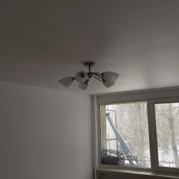 Wyrównywanie i szpachlowanie ścian, malowanie, układanie paneli i listew przypodłogowych, montaż grzejników, instalacja oświetlenia oraz pełna elektryka. Profesjonalne wykończenie pokoju.