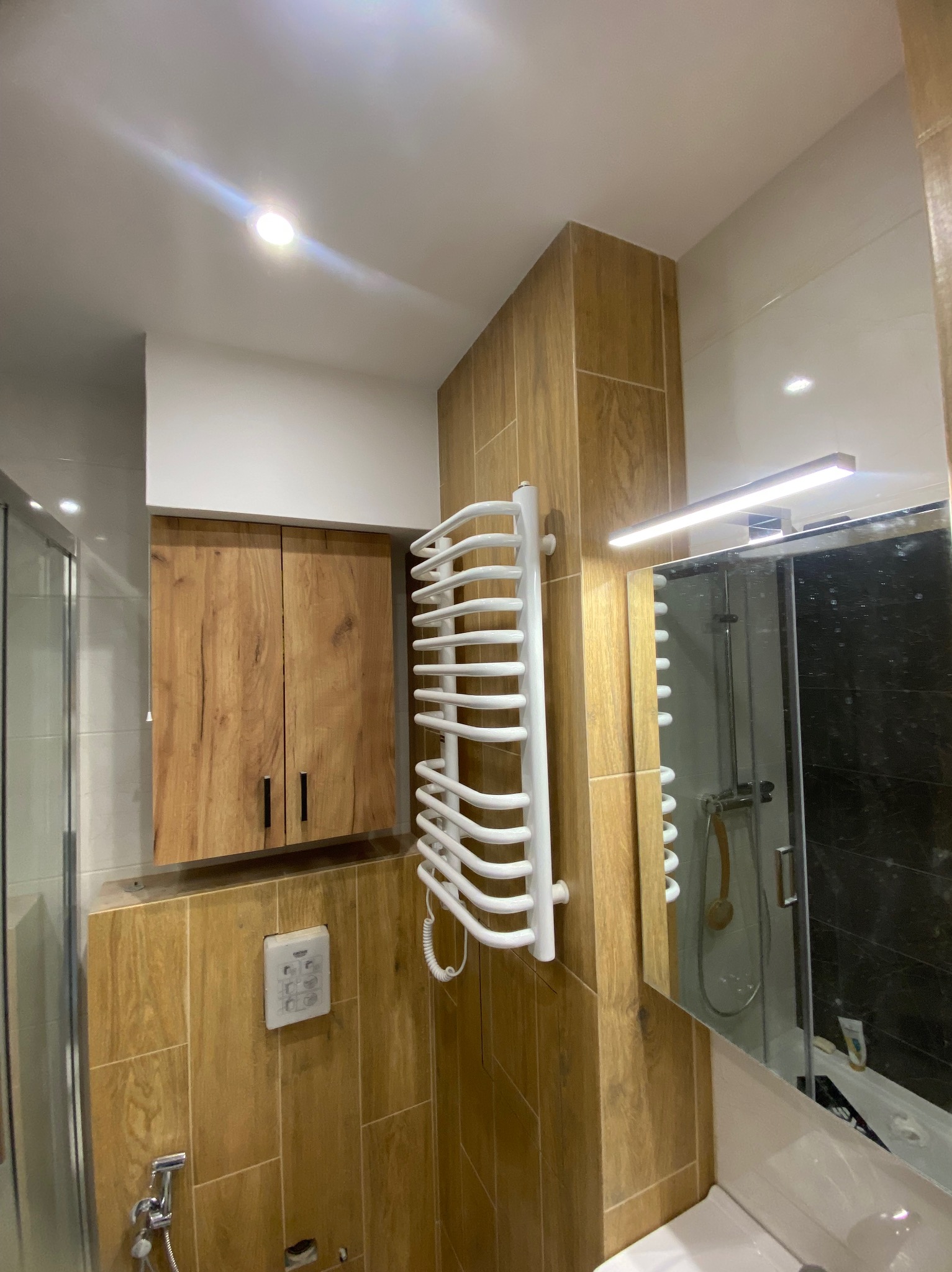 Płytki, zabudowa G-K, suszarka, oświetlenie, kabina, hydraulika, elektryka, WC, pralka.