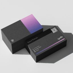 Vuno Samuel Widenka - Stos czarnych wizytówek z gradientem fioletowo-różowym i danymi kontaktowymi na jasnym tle. Minimalistyczny design, ostre cienie, nowoczesny styl.