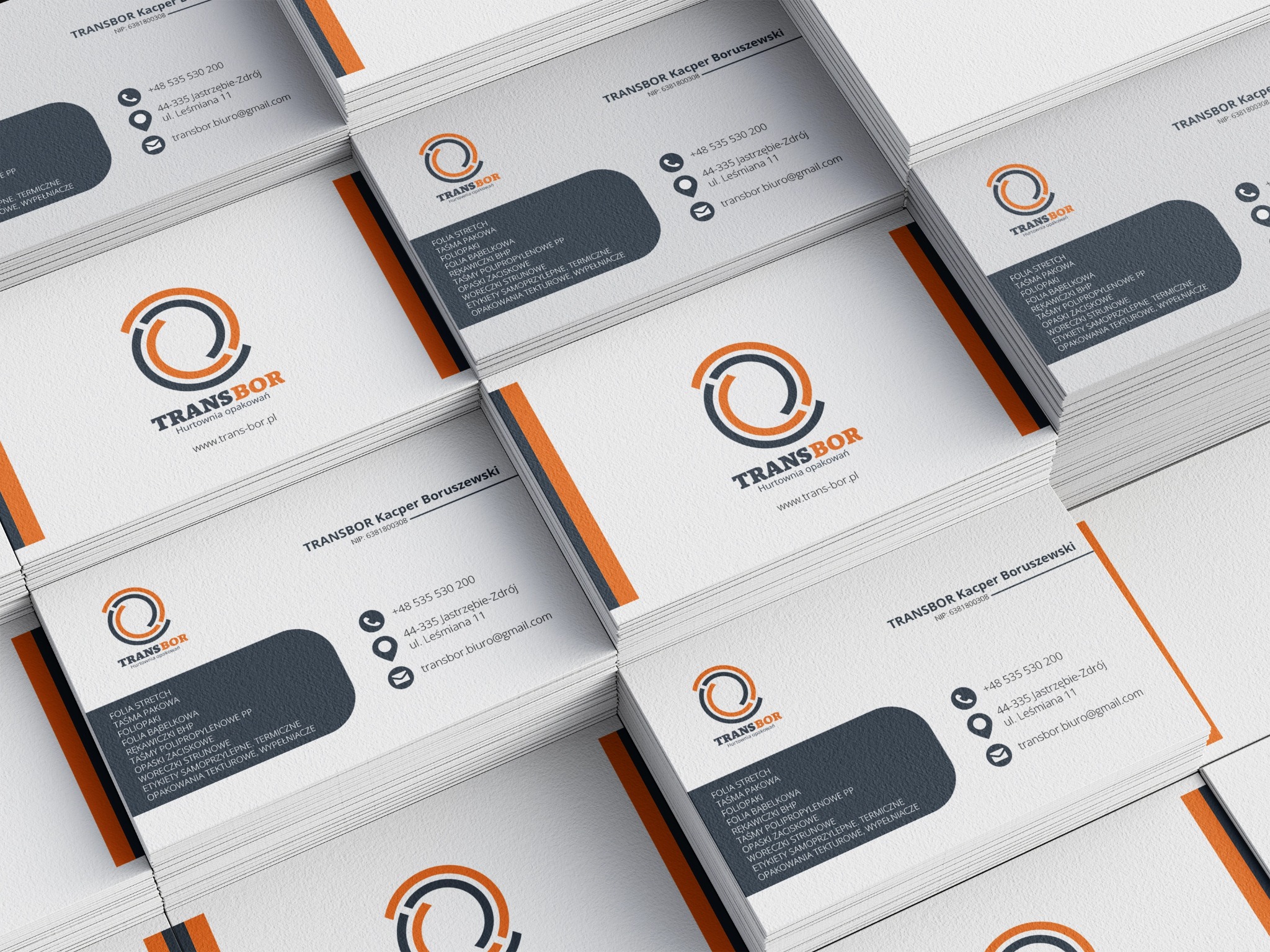 Stos wizytówek z logo Transbor, prezentujący dane kontaktowe i listę oferowanych produktów opakowaniowych. Minimalistyczny design z pomarańczowymi akcentami.
