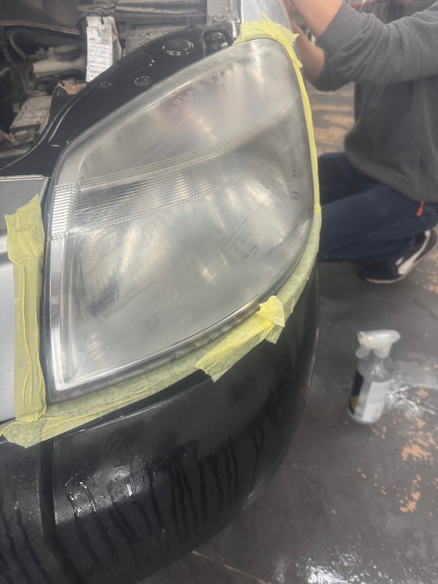 Czyszczenie, polerowanie, zabezpieczanie reflektorów.