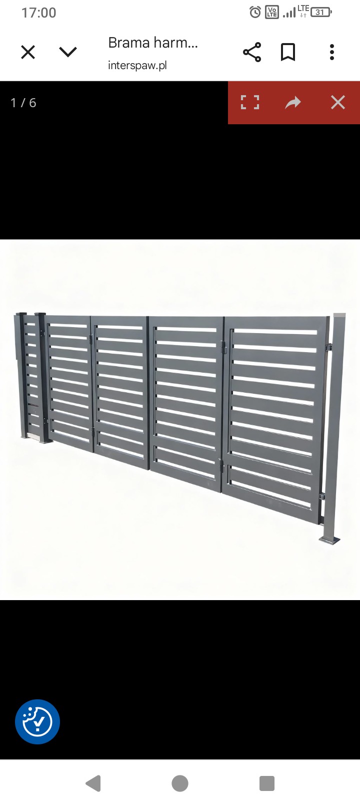 Nowoczesna, szara brama harmonijkowa z poziomymi szczeblami, widoczna z boku na tle jasnej ściany. Minimalistyczny design, równoległe linie, symetryczny układ.