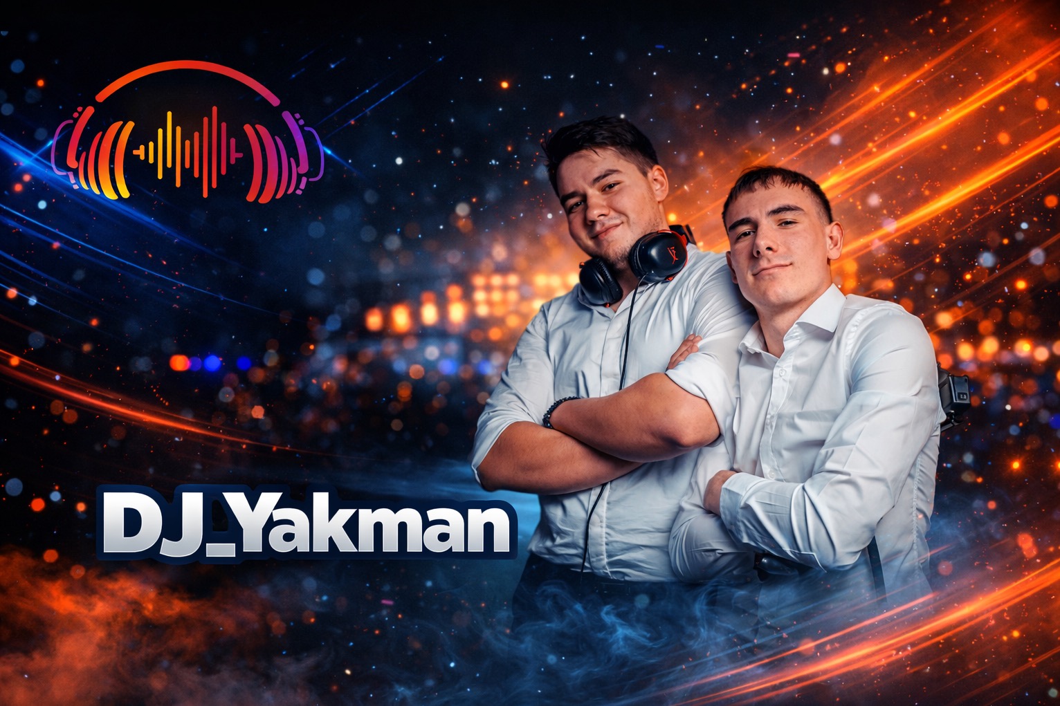 Dwóch uśmiechniętych DJ-ów, jeden z słuchawkami na szyi, pozuje na tle kosmicznej sceny z logo DJ_Yakman. Dynamiczne oświetlenie i efekty wizualne tworzą energetyczną atmosferę.
