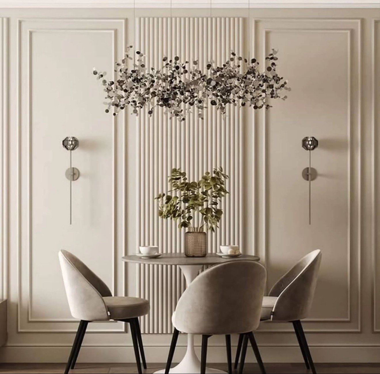 Elegancka jadalnia w beżach: okrągły stół z rośliną, trzy krzesła, dekoracyjna lampa sufitowa i panele ścienne z subtelnymi listwami. Minimalistyczny design.