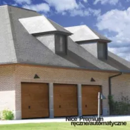 Trzy segmentowe bramy garażowe z paneli imitujących drewno, zamontowane w ceglanym budynku garażu, widoczne na tle błękitnego nieba z chmurami.