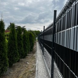 Montaż ogrodzenia panelowego wraz z krawężnikami i kamieniem 