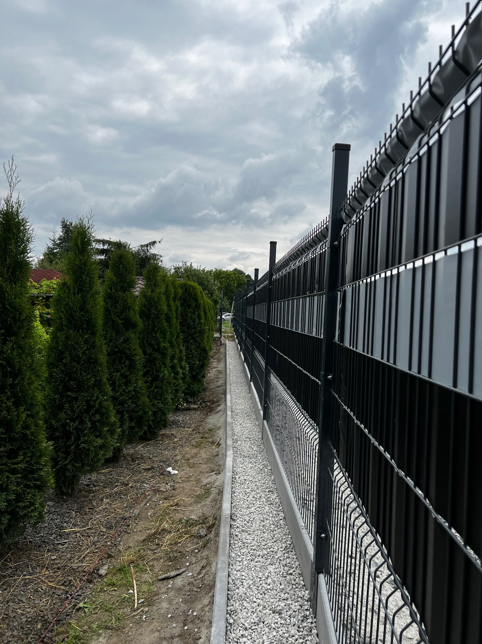 Montaż ogrodzenia panelowego wraz z krawężnikami i kamieniem