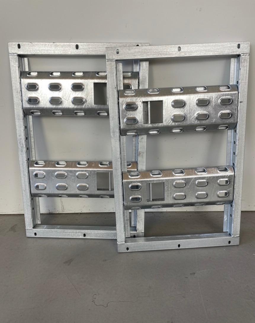 Dwa metalowe, ocynkowane szkielety konstrukcyjne z perforowanymi profilami, wykonane w Pleszewie. Elementy przygotowane do dalszego montażu.