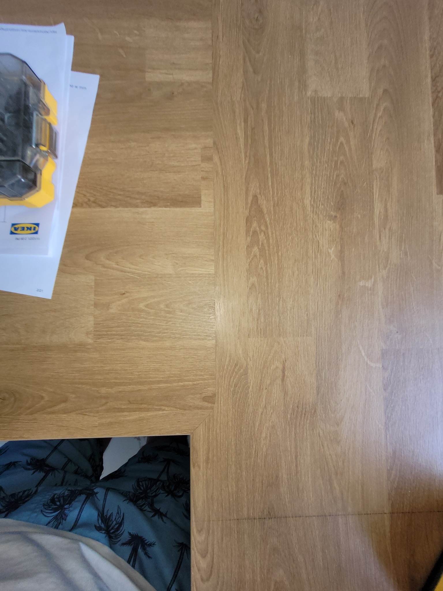 Łącznie blatów bez listewek maskujących.