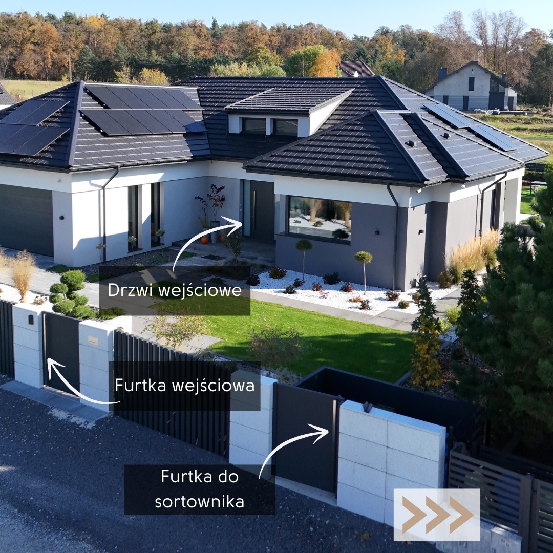 Nowoczesny dom jednorodzinny z panelami słonecznymi na dachu, widok z zewnątrz, z elementami inteligentnego domu i zadbanym ogrodem. Furtki i drzwi wejściowe.