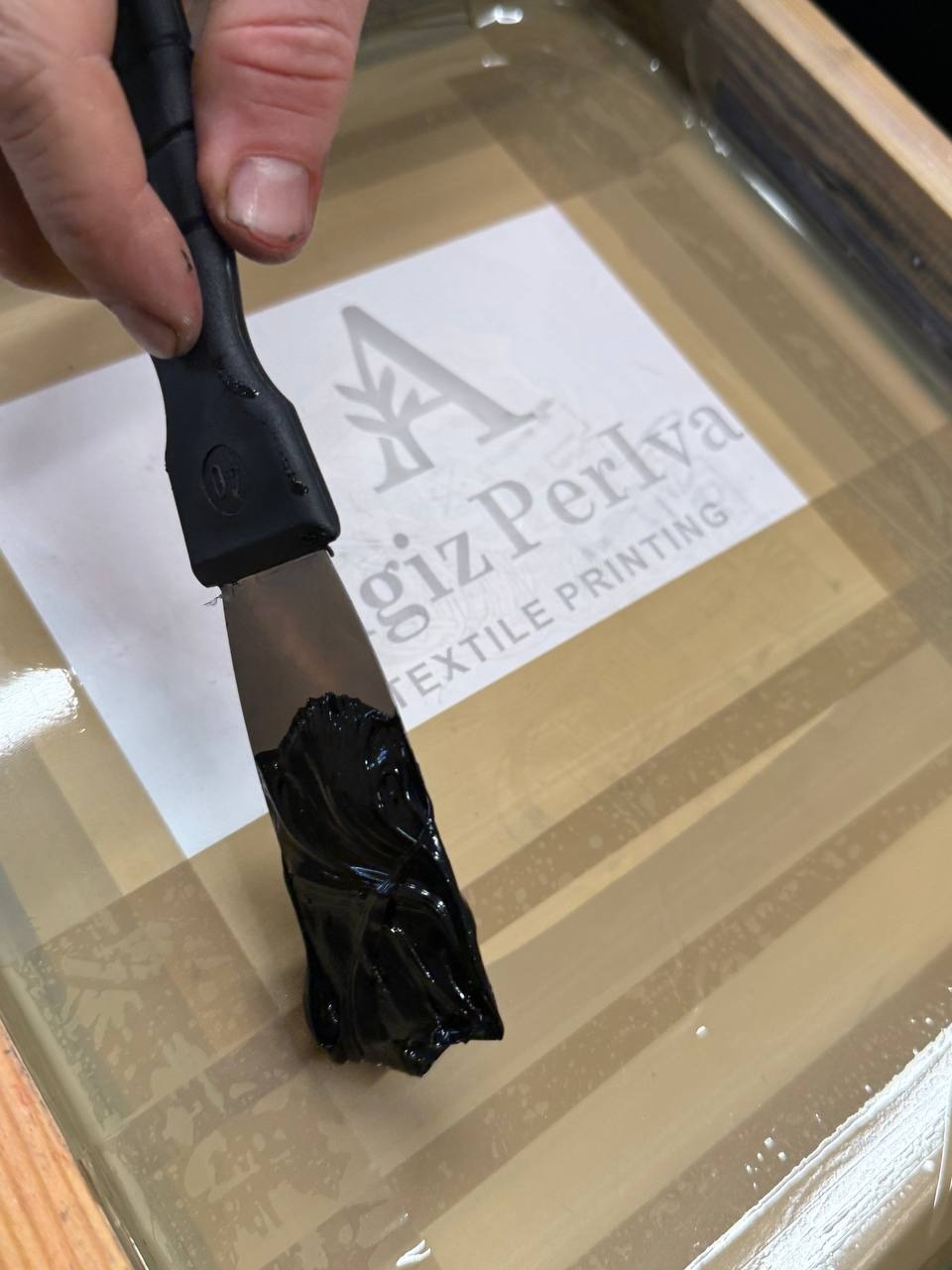 Proces nanoszenia nadruku – praca ręczna