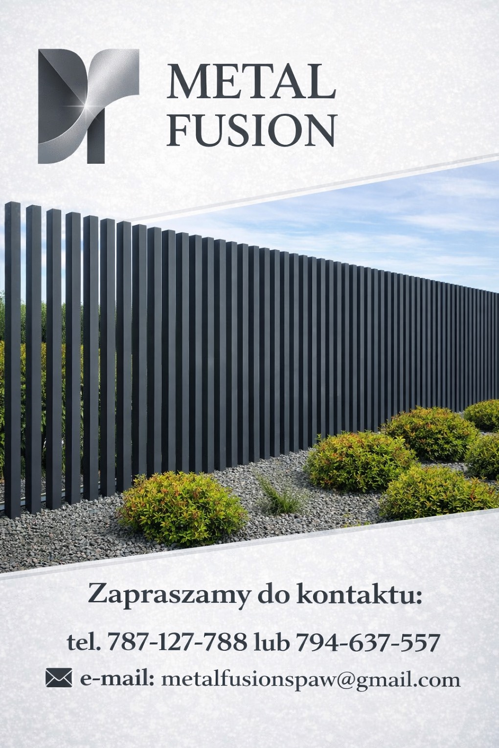 Nowoczesne ogrodzenie panelowe z metalowych, pionowych profili w kolorze grafitowym, otoczone ozdobnym żwirem i zielenią. Reklama firmy Metal Fusion.