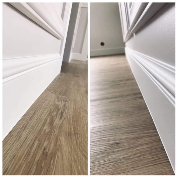 Porównanie podłogi przed i po renowacji: odcień naturalnego drewna po lewej, jaśniejszy, odświeżony odcień po prawej, białe listwy przypodłogowe.