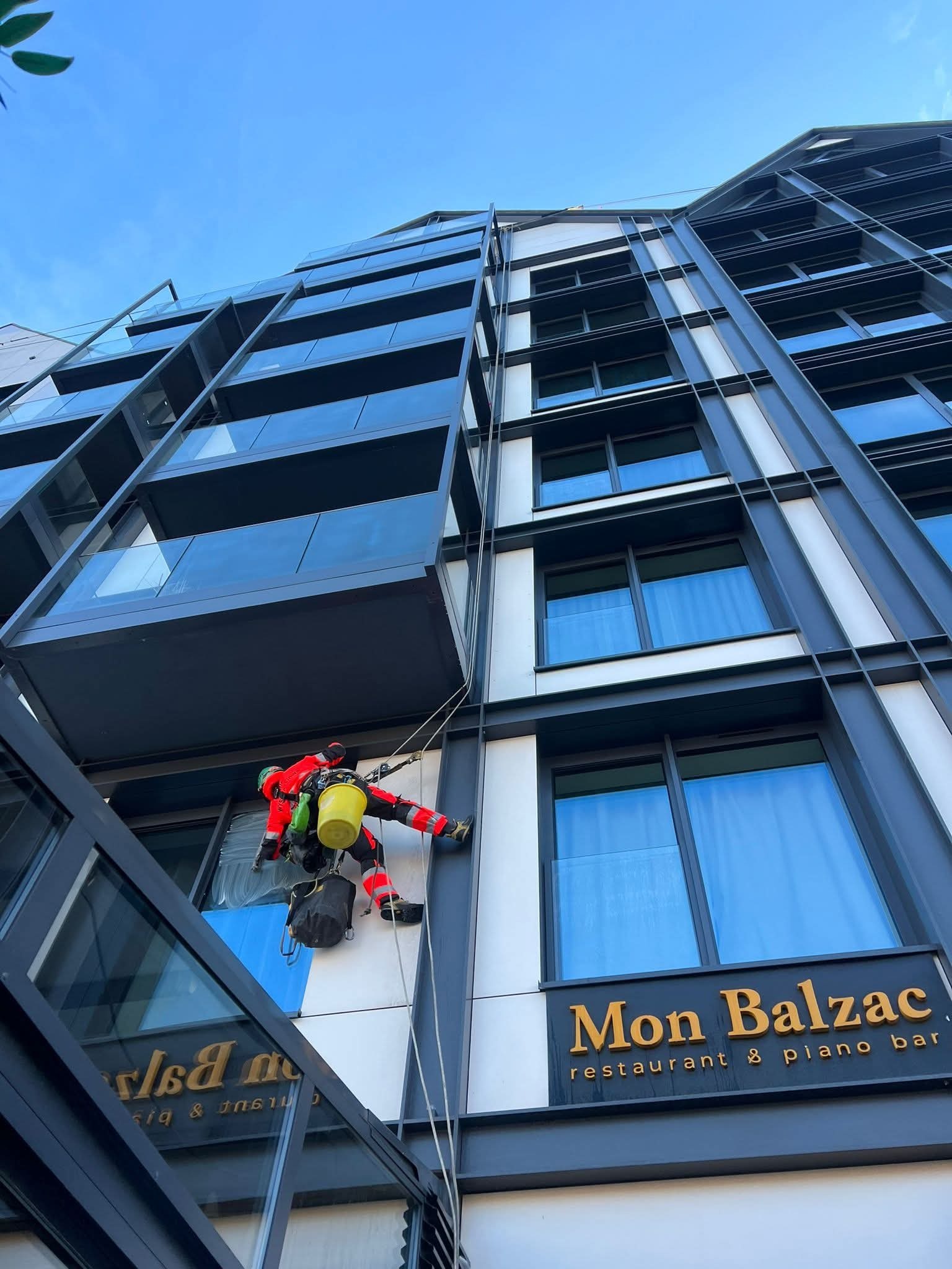 Mycie alpinistyczne w trudno dostępnych miejscach