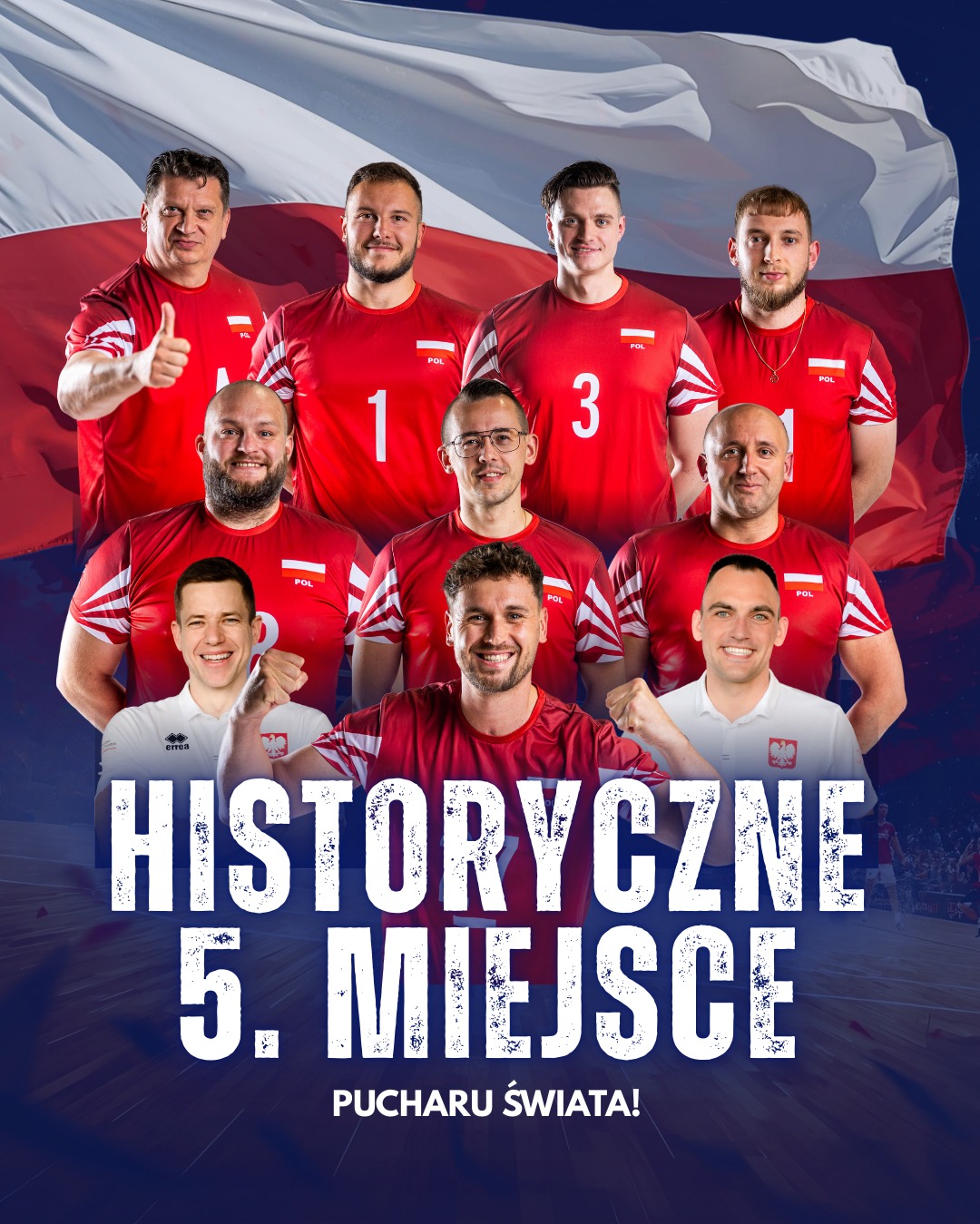 Drużynowe zdjęcie siatkarzy na siedząco w czerwonych koszulkach z flagą Polski w tle. Napis: Historyczne 5. miejsce Pucharu Świata!