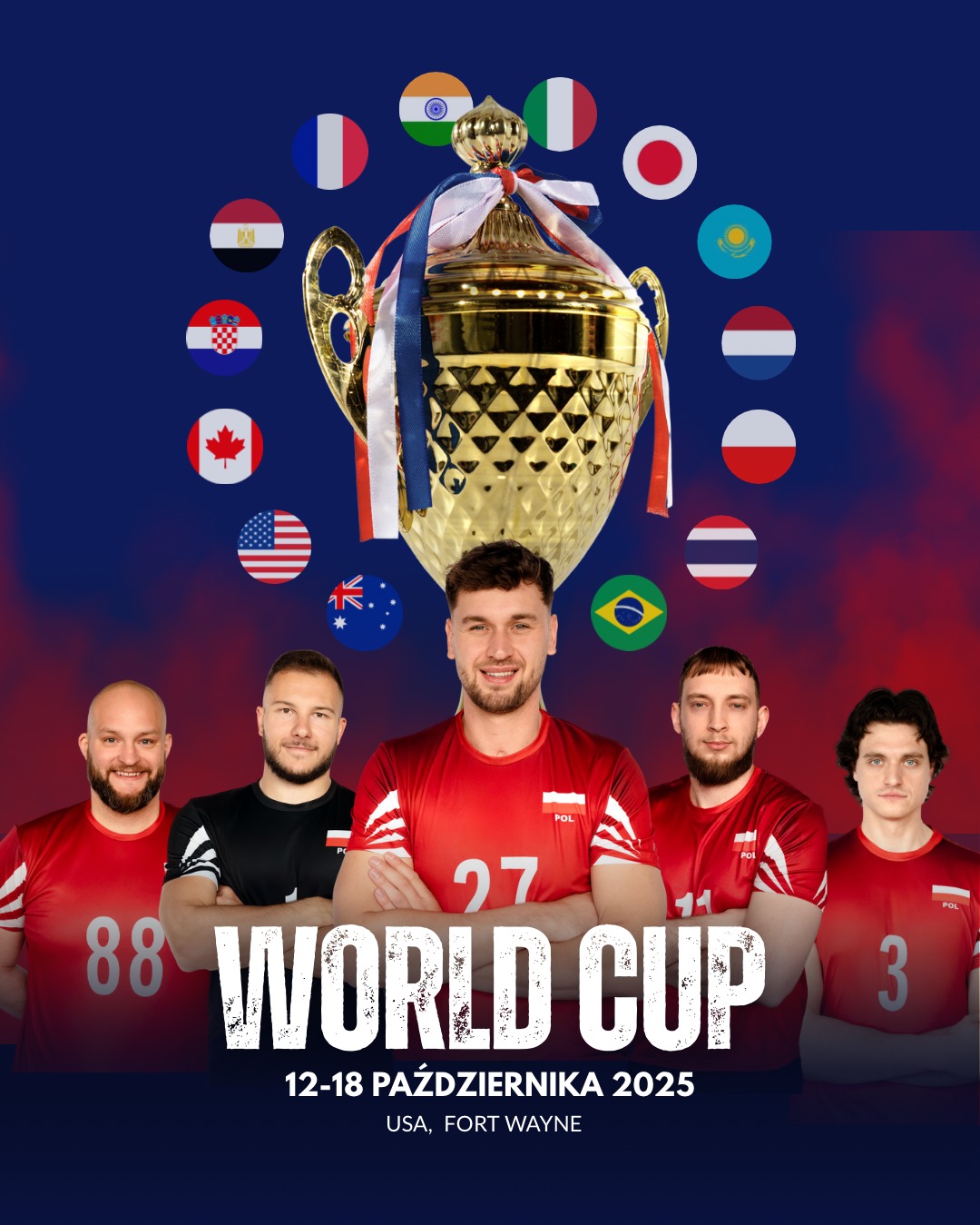 Plakat promujący World Cup 2025 z wizerunkami sportowców w czerwonych koszulkach, złotym pucharem i flagami państw na granatowym tle. Napis 'World Cup' na pierwszym planie.