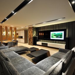 My zrealizujemy tę wizję, dbając o najwyższą jakość materiałów i precyzję wykonania. Nasz zespół ekspertów zamieni puste ściany w arcydzieło designu, którym będziesz się cieszyć przez lata.