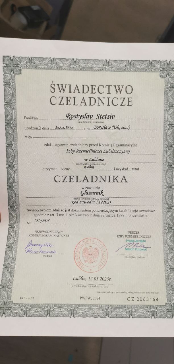Świadectwo czeladnicze dla glazurnika Rostysława Stetsiva z Lublina, wydane przez Izbę Rzemieślniczą Lubelszczyzny, potwierdzające kwalifikacje zawodowe.