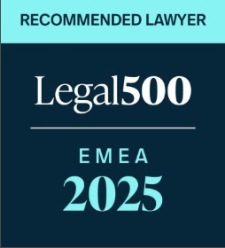 Logo Legal500 EMEA 2025 na ciemnoniebieskim tle, z napisem 'RECOMMENDED LAWYER' u góry w jasnym kolorze. Prestiżowe wyróżnienie prawnicze.