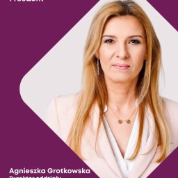 FREEDOM NIERUCHOMOŚCI KONESER Agnieszka Grotkowska Nieruchomości - Portret kobiety, dyrektor oddziału Freedom, Agnieszka Grotkowska, w jasnym żakiecie i z delikatną biżuterią na tle fioletowo-białym. Profesjonalny wizerunek.