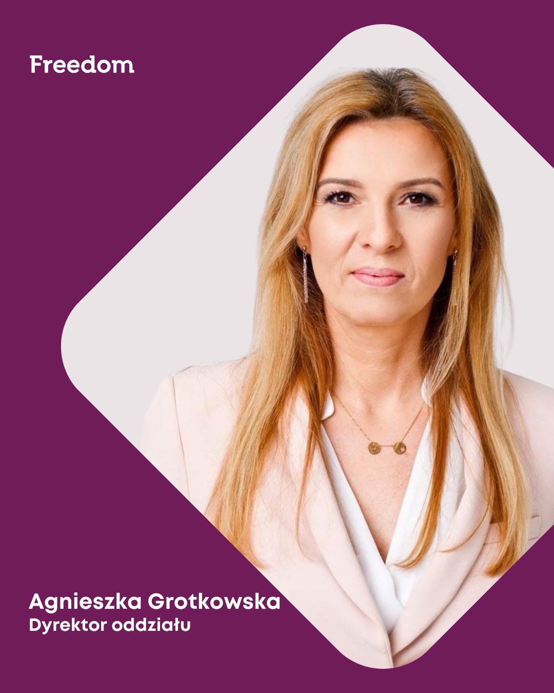 Portret kobiety, dyrektor oddziału Freedom, Agnieszka Grotkowska, w jasnym żakiecie i z delikatną biżuterią na tle fioletowo-białym. Profesjonalny wizerunek.
