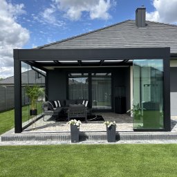 Zadaszenie przyścienne Trebbiano-5x3, zabudowa szklana  z trzech stron świata, dach-poliwęglan mleczny 