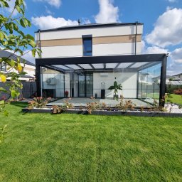 Zadaszenie przyścienne Pinela Glass-7x4, zabudowa szklana z trzech stron świata, dach-poliwęglan mleczny 