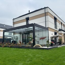 Zadaszenie przyścienne Pinela Glass-7x4, zabudowa szklana z trzech stron świata, dach-poliwęglan mleczny 