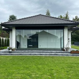 Oszklenie tarasu z trzech stron świata. Wykonane na systemie szyb przesuwnych. 