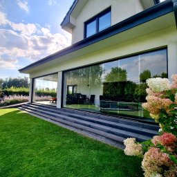 Oszklenie tarasu z trzech stron świata. Wykonane na systemie szyb przesuwnych. 