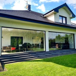 Oszklenie tarasu z trzech stron świata. Wykonane na systemie szyb przesuwnych. 